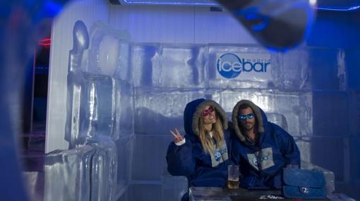 Una pareja posa en la sala pequeña del «Ice Bar Madrid»