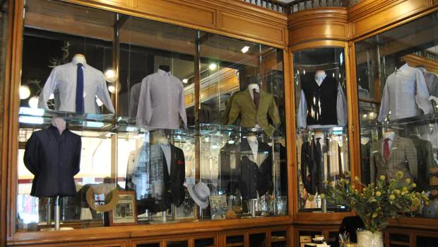 Camisas, guayaberas y tebas hechas a medida de forma artesanal, las prendas más buscadas de la camisería Burgos