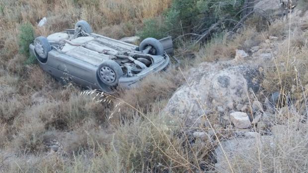 Salvan la vida tras despeñarse con su coche por un terraplén y volcar, en Sástago