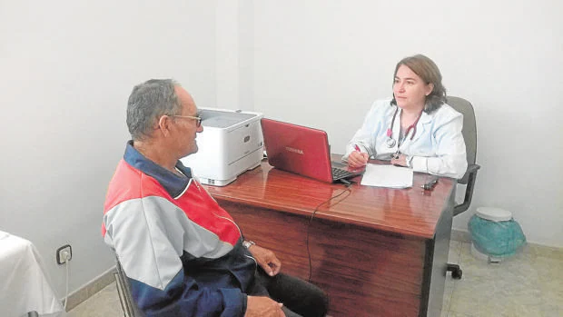 Belén Hernández, en la consulta de Corporales con un paciente