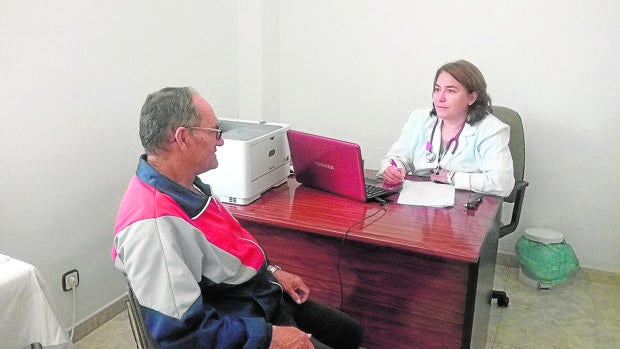 Belén Hernández, en la consulta de Corporales con un paciente