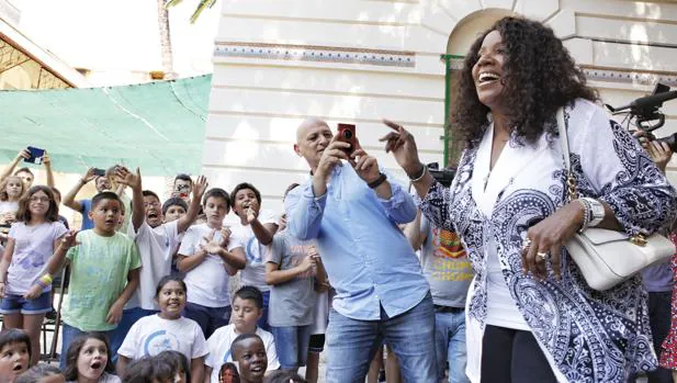 Imagen de la cantante Gloria Gaynor en el colegio público Luis Vives de Valencia