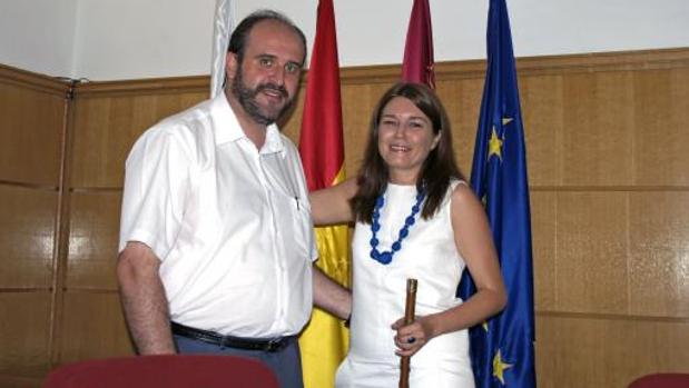 Yolanda Picazo durante su toma de posesión como alcaldesa de Las Pedroñeras, en 2008, junto al hoy vicepresidente de Castilla-La Mancha, José Luis Martínez Guijarro
