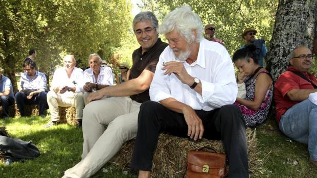 Xosé Manuel Beiras (d) conversa con el exdiputado Carlos Aymerich en el parque de Galeras (Santiago)