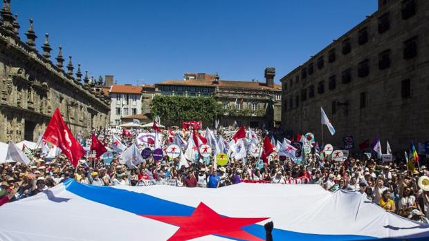 La manifestación nacionalista llenó la plaza compostelana de A Quintana