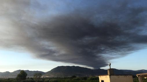 Imagen de la humareda que ha dejado el incendio de L'Olleria