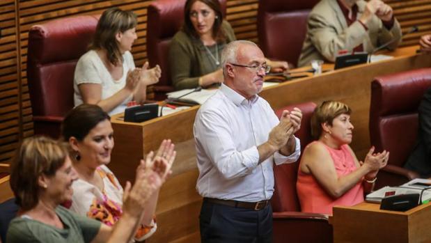 Montiel, líder de Podemos, aplaude de pie junto a sus compañeros en las Cortes