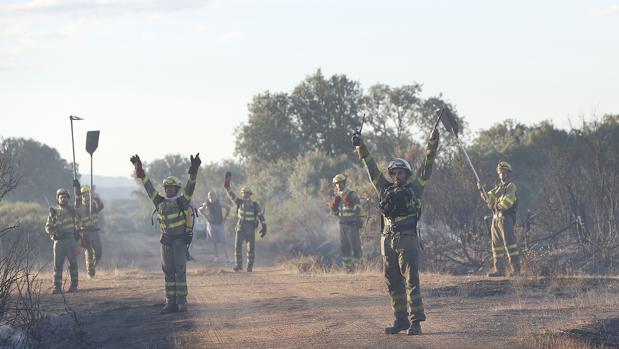 La magnitud del fuego requiso movilizar once medios aéreos y más de 60 efectivos, así como solicitar la presencia de la UME en la comarca zamorana