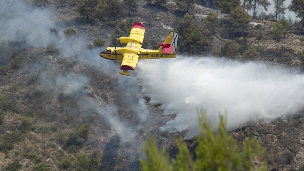 Imagen de los medios aéreos trabajando en la extinción del incendio en la Serra d'Espadá