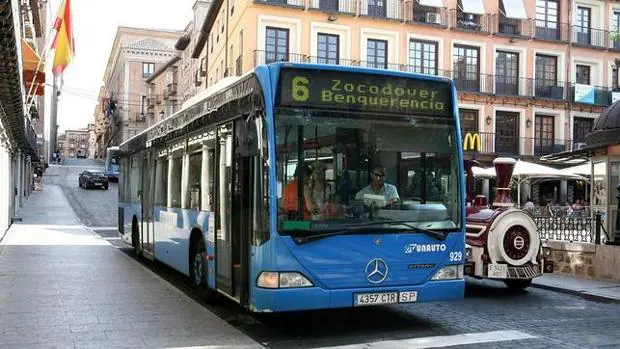 Autobús urbano de la empresa Unauto, en la Plaza de Zocodover