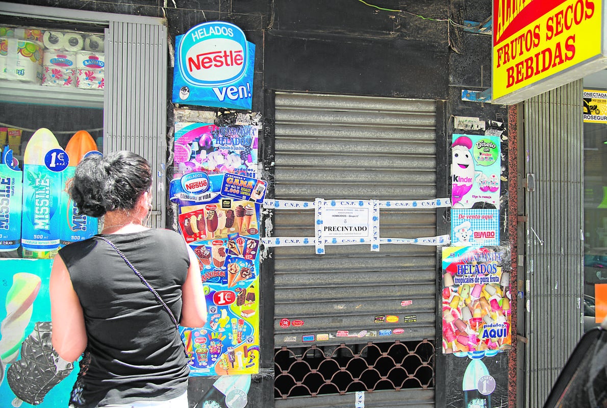 La tienda donde ocurrió el asesinato, preintada por la Policía