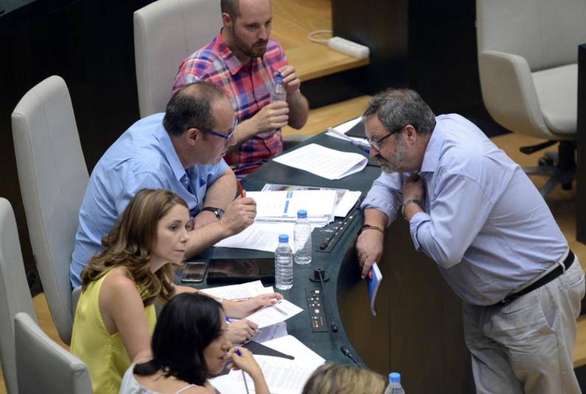 Javier Barbero, a la derecha, en el pleno de esta mañana