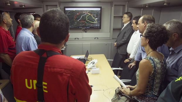 Imagen de Ximo Puig en su visita al centro de coordinación del incendio de Artana