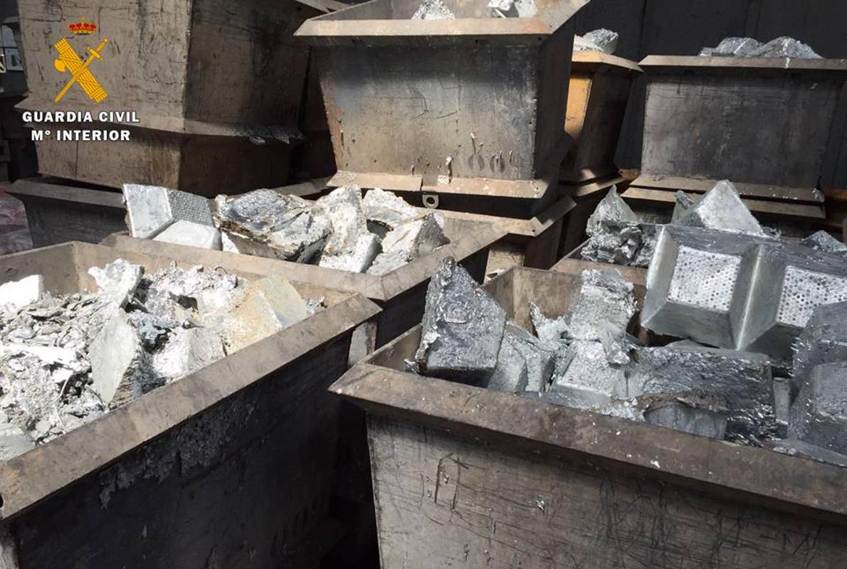 Contenedores con zinc en la empresa zaragozana que sufrió el robo