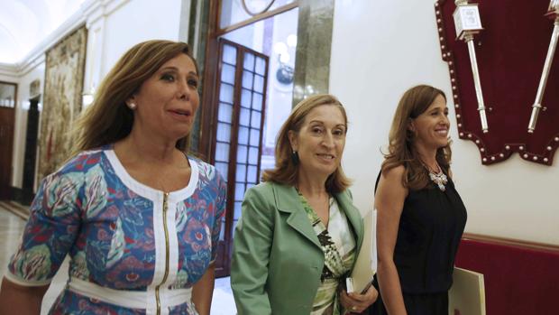 La presidenta del Congreso, Ana Pastor, junto a Sánchez-Camacho (i.) y Rosa Romero (d.)