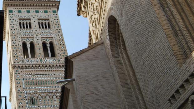 Detalle de la iglesia y torre del templo zaragozano de Santa maría Magdalena