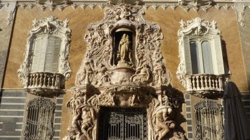 Imagen de la puerta del Palacio Marqués de DosAguas