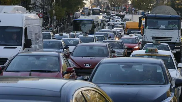 Decenas de coches atascados en Madrid capital