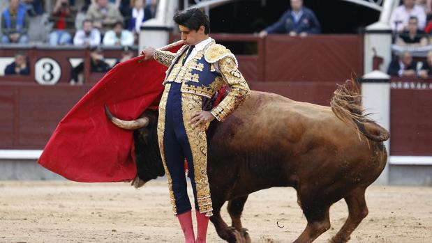 Víctor Barrio toreando en Las Ventas, en una imagen de archivo