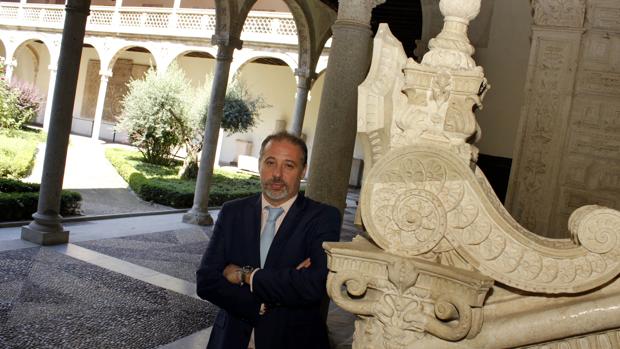 El director del Museo de Santa Cruz, Fernando Luis Fontes, posa en el claustro del Museo