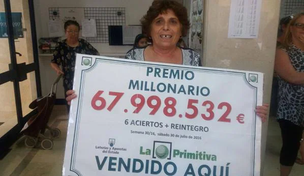 G. posa ayer con el cartel que acredita el dinero que ha ganado en «La Primitiva»