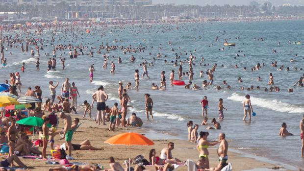 Imagen de archivo de la playa de la Malvarrosa en Valencia