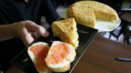 Cuidado con la tortilla poco cuajada. Los bares están obligados a usar huevo pasteurizado