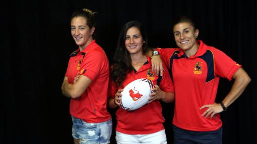 María Casado (derecha), junto a sus compañeras Eli Martinez y Ángela del Pan