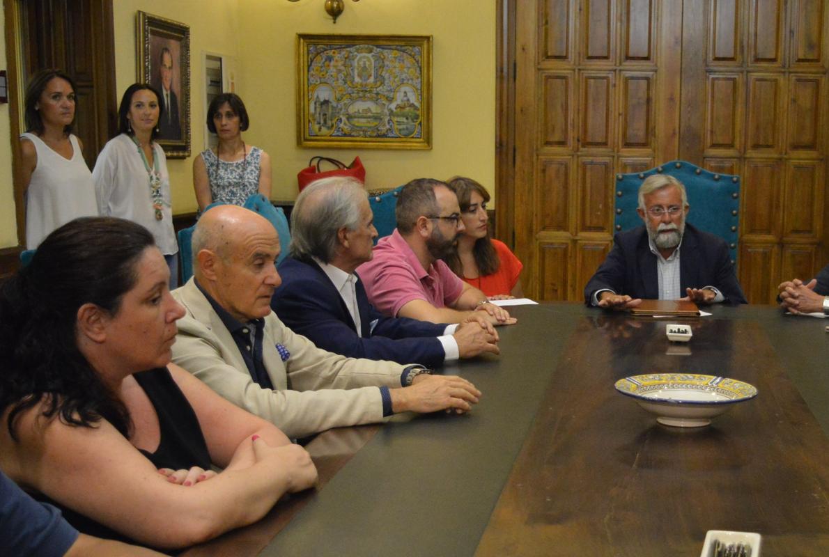 Jaime Ramos, junto al resto de representantes de partidos políticos e instituciones, en la firma de ayer.