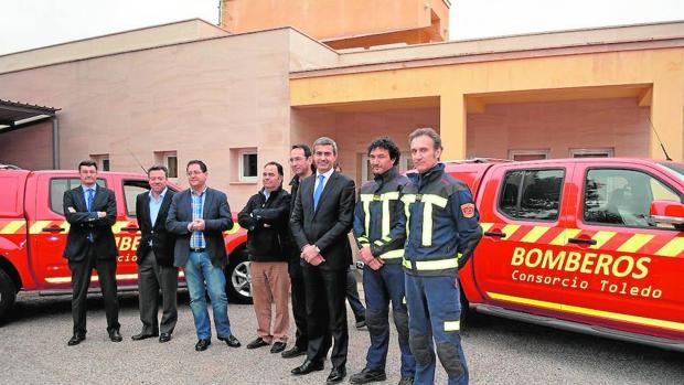 Álvaro Gutiérrez hace entrega de varios vehículos de bomberos