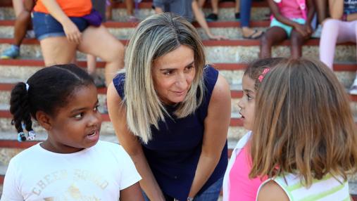 Milagros Tolón charla con unas niñas en el campamento