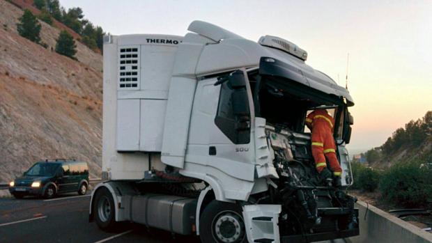 Imagen de una de las cabinas de los camiones tras el accidente