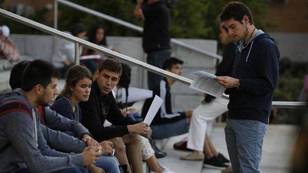 Estudiantes en la facultad de Farmacia de la Universidad Complutense de Madrid