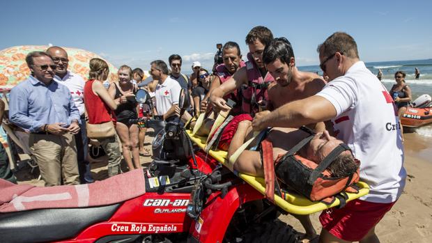 Imagen de un simulacro de la Cruz Roja en la playa del Perellonet