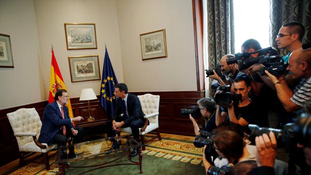 Rajoy y Sánchez, al inicio de su segundo encuentro tras el 26-J