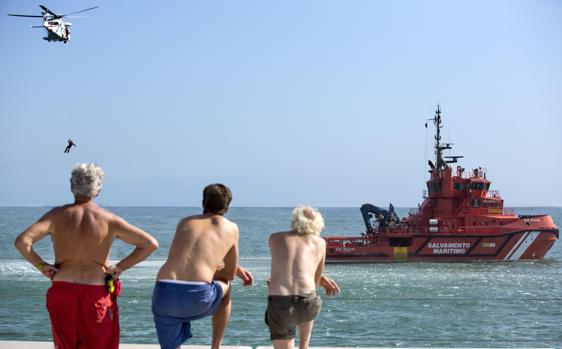 Imagen del ejercicio práctico de Salvamento Marítimo frente a la playa de la Malvarrosa de Valencia