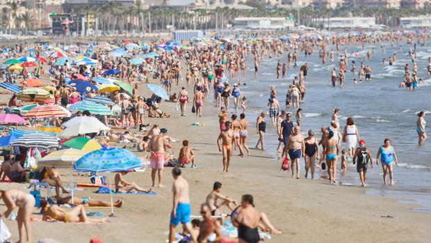 Imagen de la playa de la Malvarrosa llena de bañistas