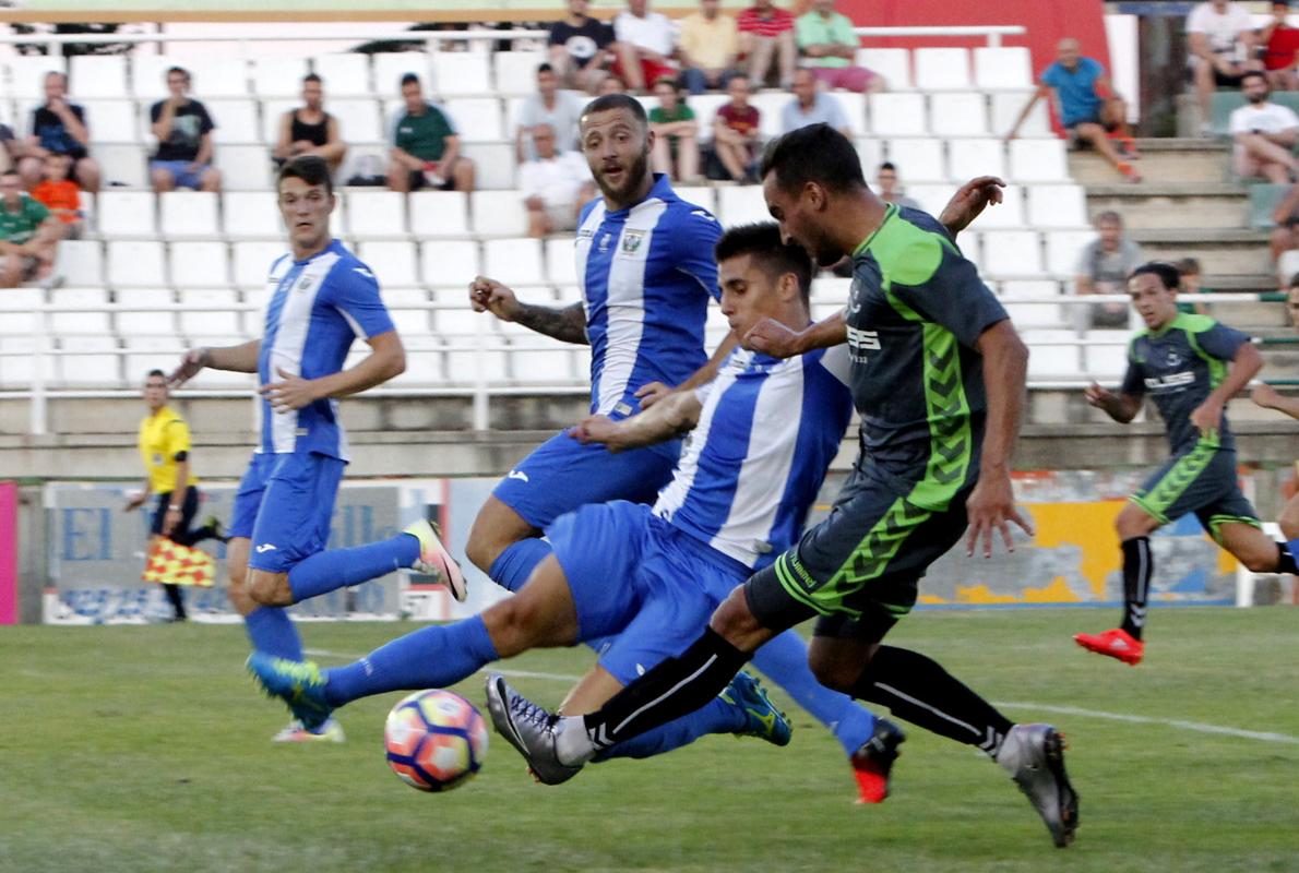 La defensa del Leganés intenta interceptar un ataque del Toledo