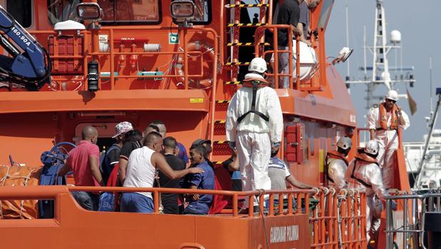 La embarcación Guardamar Polimnia desembarca en el puerto de Almería a los doce inmigrantes de origen magrebí