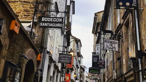 Carteles de los bares y restaurantes que copan la Rúa do Franco, en Santiago de Compostela