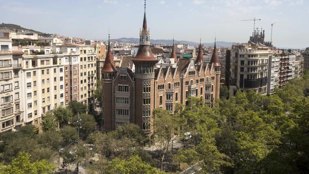 Un aspecto de la Casa de les Punxes, vista desde la Diagonal