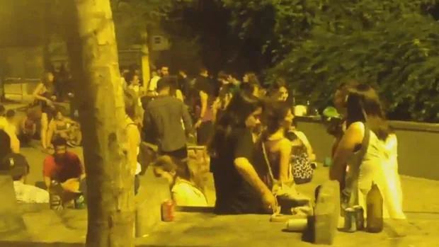 Decenas de jóvenes consumen alcohol en la calle de Agustín Lara