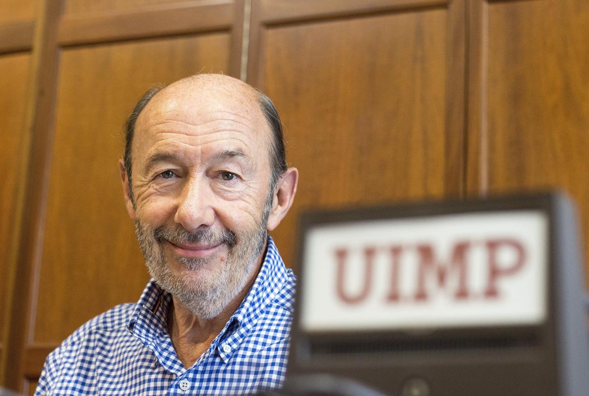 Alfredo Pérez Rubalcaba, durante su participación en la mesa redonda de la UIMP