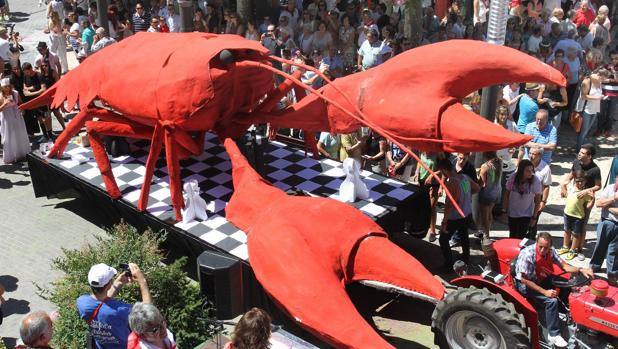 El tradicional desfile es uno de los actos destacados del Festival del Cangrejo de Río de Herrera de Pisuerga