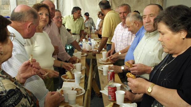 Cada año más fieles acuden a degustar el túnido en sus distintas especialidades