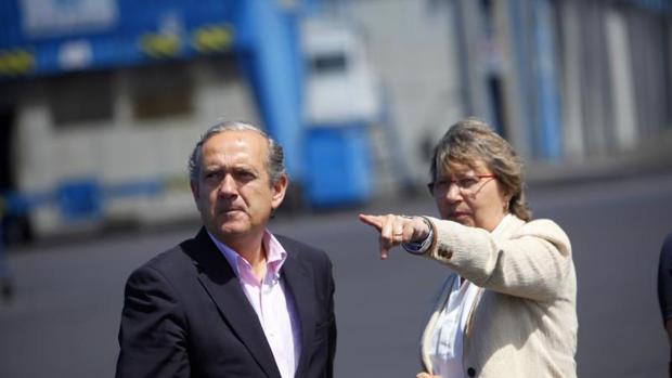 Enrique Losada junto a la conselleira Rosa Quintana durante una visita reciente a Punta Langosteira