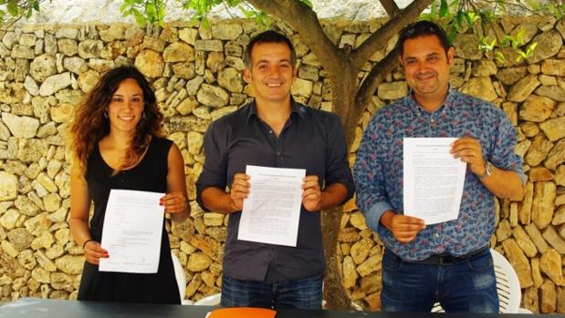 Josép Carles Verd, alcalde de la localidad (centro de la imagen) junto a los responsables locales de Volem y PSOE