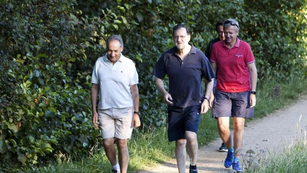 Rajoy se acompaña del vicepresidente de la Xunta en su caminata por Ribadumia