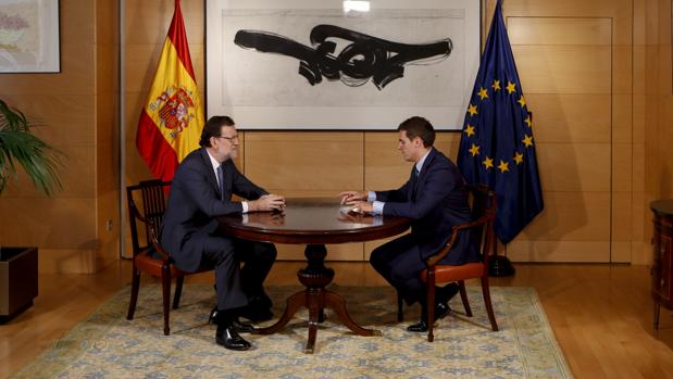 El veto a CDC y el encargo del Rey provocaron el deshielo Rajoy-Rivera