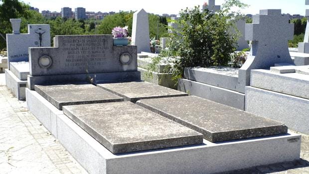 Conjunto de cuatro tumbas de los periodistas fusilados, en el cementerio de La Almudena